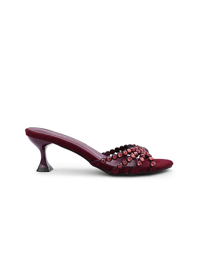 أيقون Structured heel slipper with elegant textured surface.