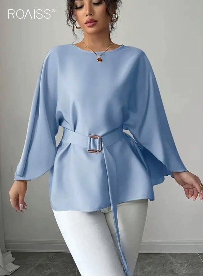 رويس قميص نسائي أنيق بلون موحد، بأكمام متوسطة الطول واسعة، وياقة دائرية، وقصة ضيقة، مع حزام، باللون الأزرق، مناسب للارتداء اليومي، والعمل، والتنقل، مع أزرار علوية. - Image 2