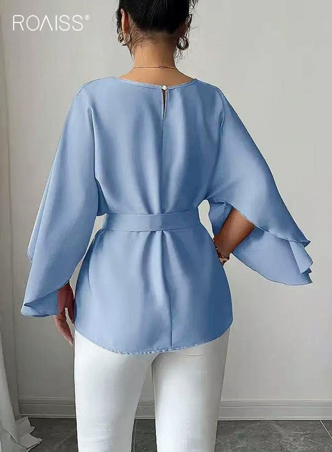 رويس قميص نسائي أنيق بلون موحد، بأكمام متوسطة الطول واسعة، وياقة دائرية، وقصة ضيقة، مع حزام، باللون الأزرق، مناسب للارتداء اليومي، والعمل، والتنقل، مع أزرار علوية. - Image 3