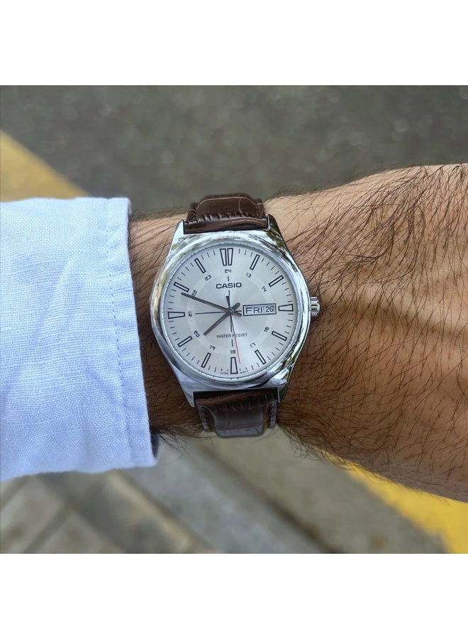 كاسيو ساعة كاسيو للرجال MTP-V006L-7CUDF – قرص فضي، سوار جلد بني، عرض اليوم والتاريخ، هيكل كلاسيكي من الستانلس ستيل - Image 4