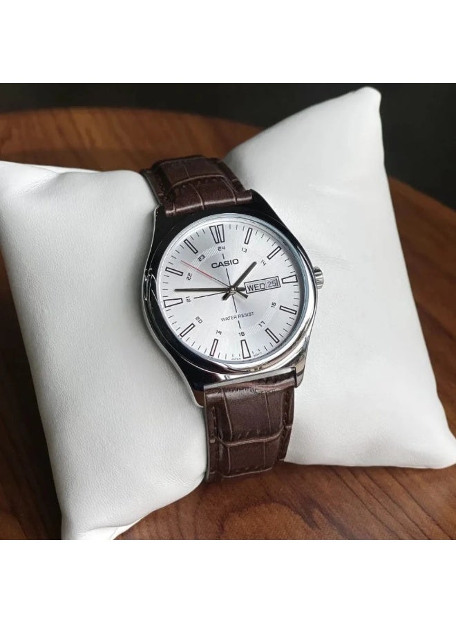 كاسيو ساعة كاسيو للرجال MTP-V006L-7CUDF – قرص فضي، سوار جلد بني، عرض اليوم والتاريخ، هيكل كلاسيكي من الستانلس ستيل - Image 2