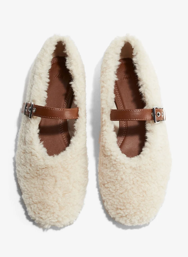 اتش اند ام حذاء باليه بتصميم ماري جين