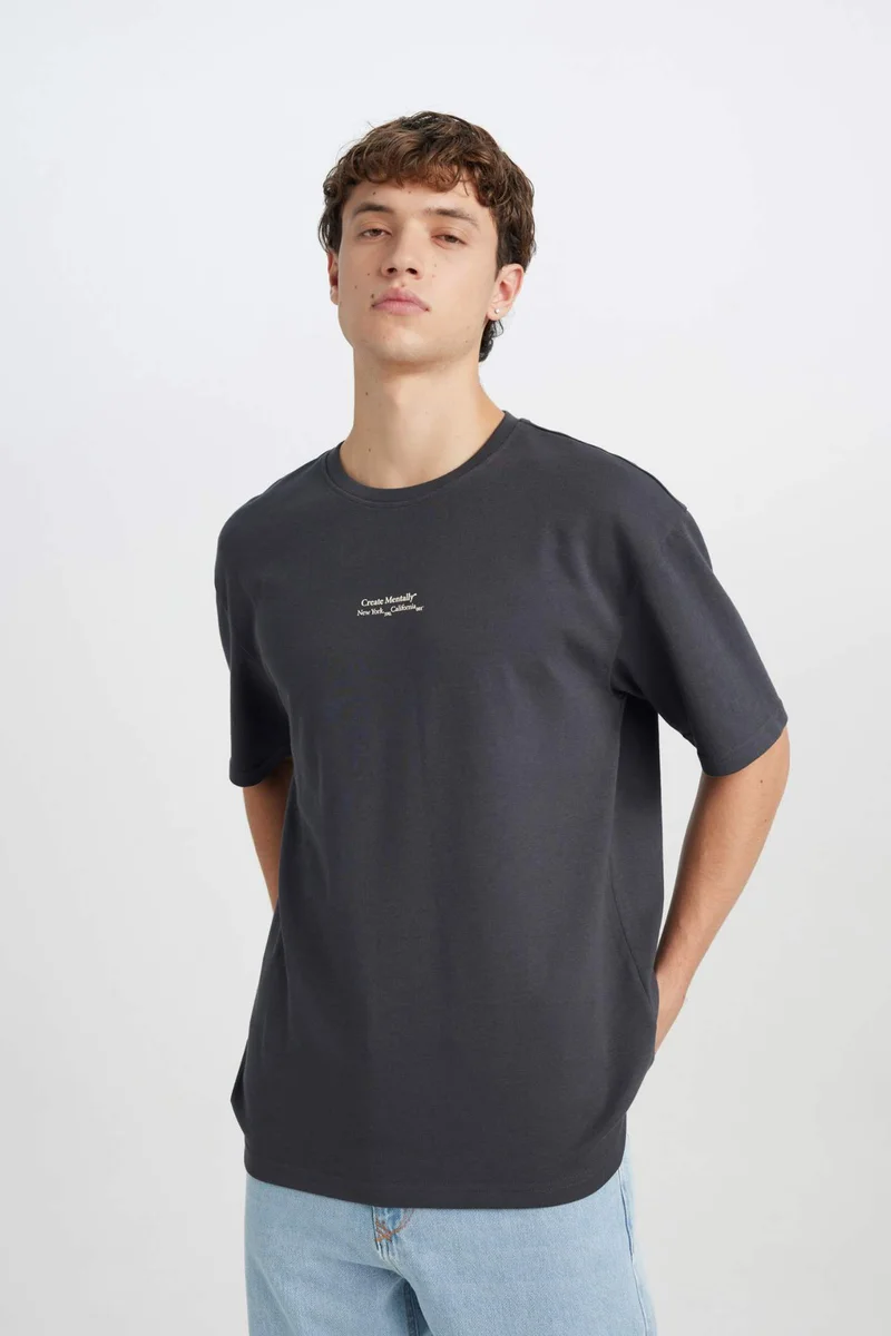 ديفاكتو Boxy Fit Crew Neck Printed Short Sleeve T-Shirt