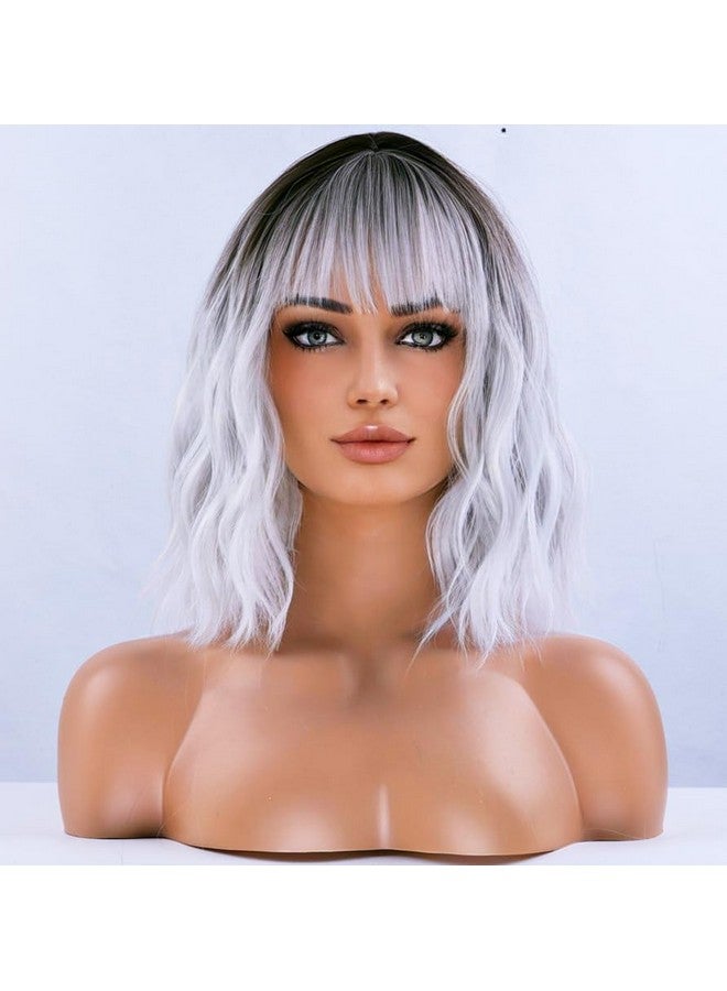 بيرون باروكة قصيرة باللون الأبيض الفضي للنساء، باروكة شعر مجعدة ومموجة باللون الرمادي مع غرة وجذور داكنة، باروكة شعر صناعية للنساء للاستخدام اليومي، مقاس 12 بوصة - Image 1