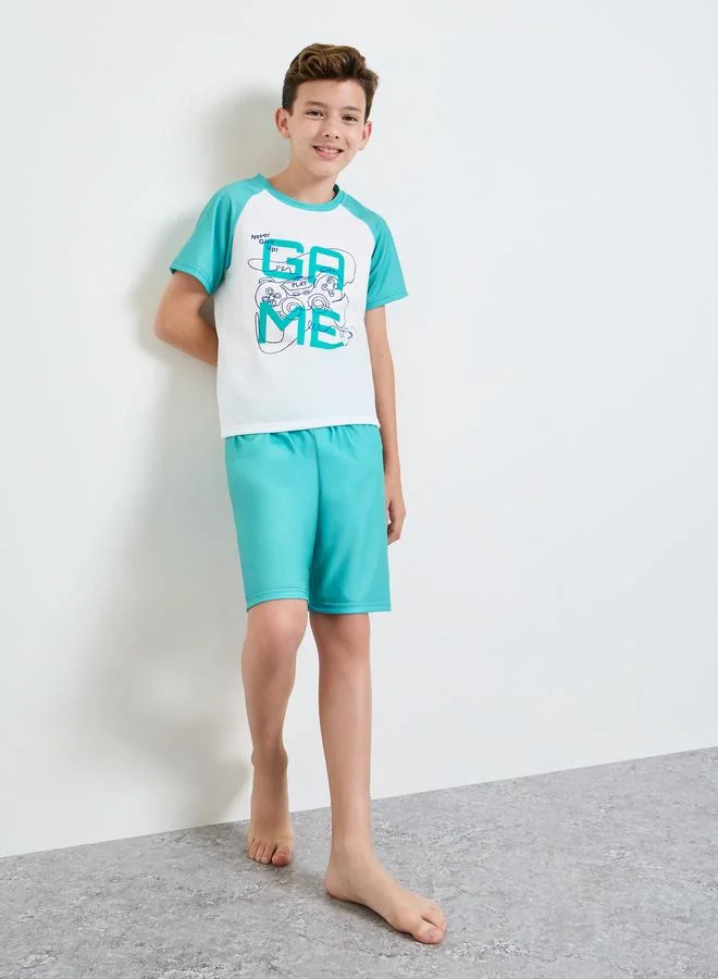 ستايلي Boys Printed Raglan Sleeve T-Shirt and Shorts Pyjama Set