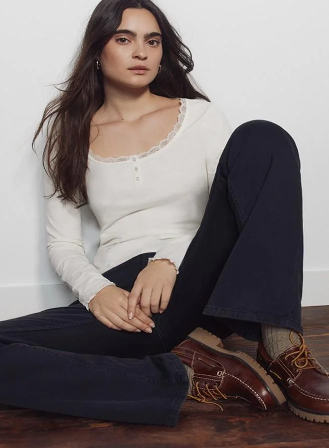 Springfield High-waisted jeans with front and back pockets, button and zip fastening fastening , and a slim fit with a flared hem . These jeans feature a state-of-the-art washing process that reduces water, chemical, and energy consumption.