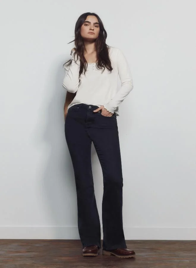 Springfield High-waisted jeans with front and back pockets, button and zip fastening fastening , and a slim fit with a flared hem . These jeans feature a state-of-the-art washing process that reduces water, chemical, and energy consumption.