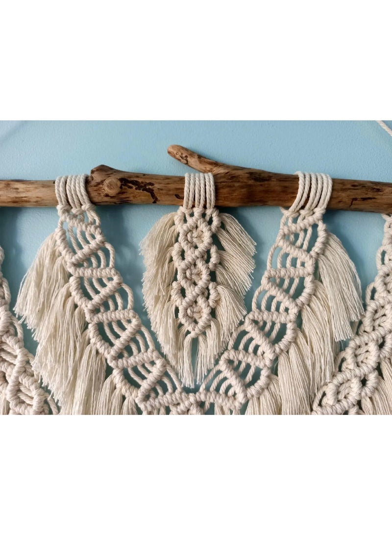 انتيكيانو قطعة فنية مصنوعة يدويًا من خيوط قطنية عالية الجودة، تتميز بتصميم بوهيمي راقٍ وعُقد متقنة تضيف لمسة من الدفء والأناقة لأي جدار. مثالية لتزيين غرف المعيشة أو النوم، وتضفي أجواءً طبيعية وهادئة على المساحة. - Image 2