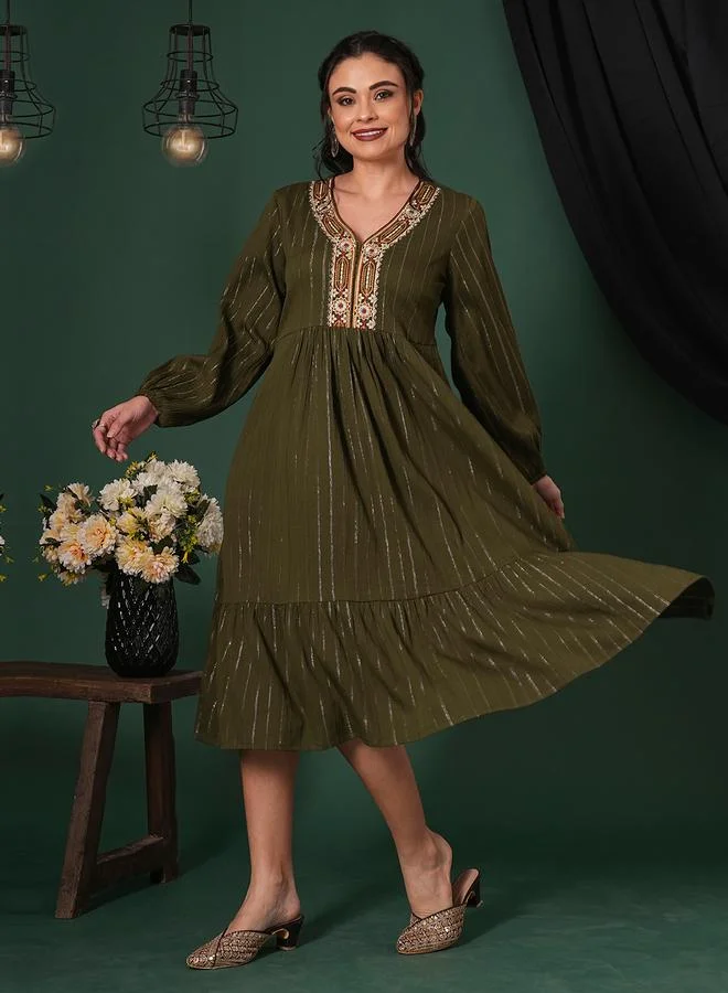 جلو باص فستان ميدي بتفاصيل مُطرزة