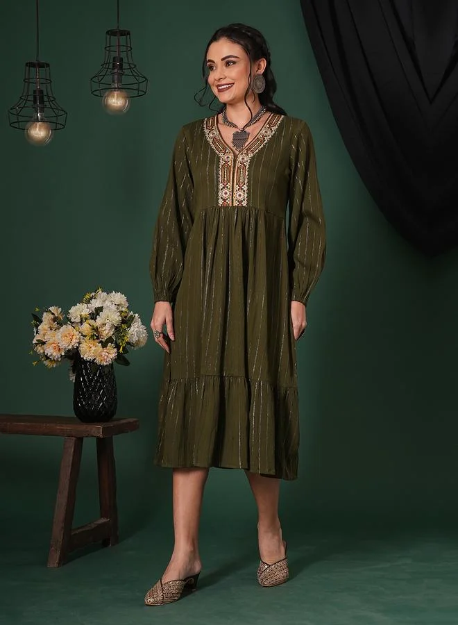 جلو باص فستان ميدي بتفاصيل مُطرزة