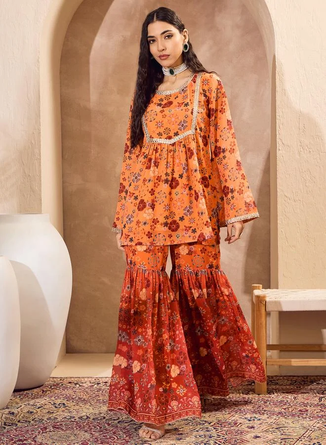 ساسافراس طقم كورتا وشارارا بطبعات زهور برتقالية من ساسافراس