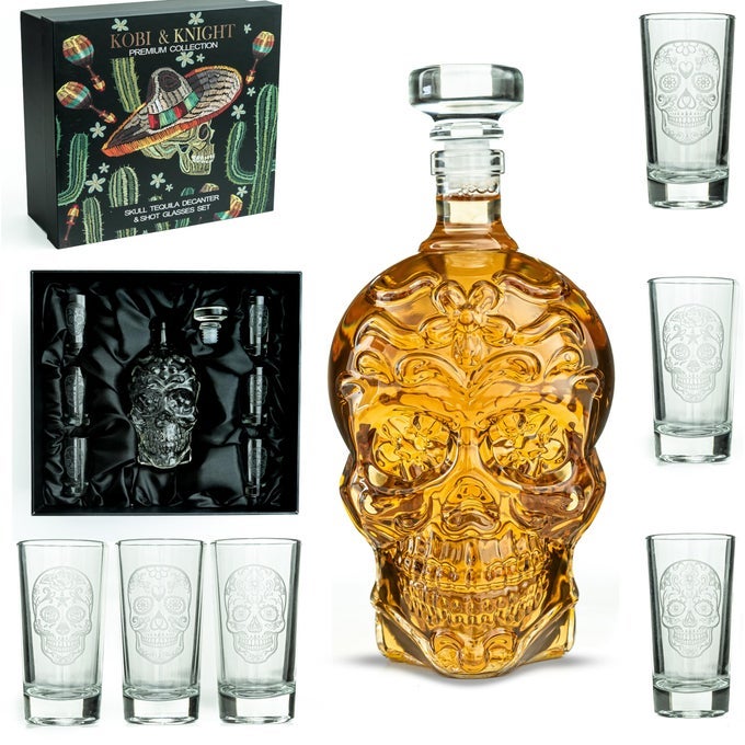 KOBI KNIGHT SKULL TEQUILA DECANTER SET HANDMADE GLASS SKULL LIQUOR DECANTER WITH 6 SHOT GLASSES TEQUILA SET IN GIFT BOX CREATIVE TEQUILA PARTY BAR DECORATIONS COOL TEQUILA GIFTS