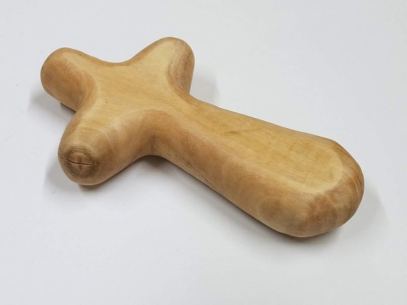 Bethlehem Gifts TM صليب الصلاة الجيبية المريح من خشب الزيتون المنحوت يدويًا 35 بوصة - Image 1