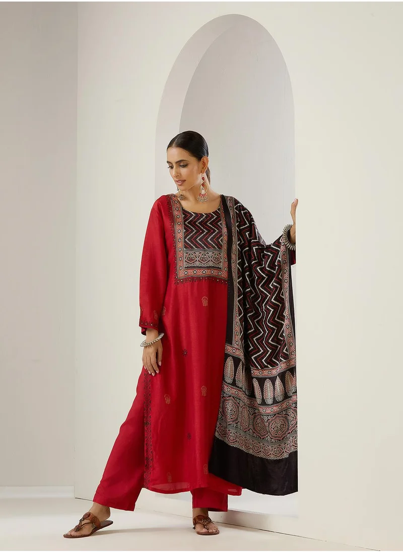 آي شين Ethnic Motifs Printed Regular Straight Kurta With Trousers & Dupatta