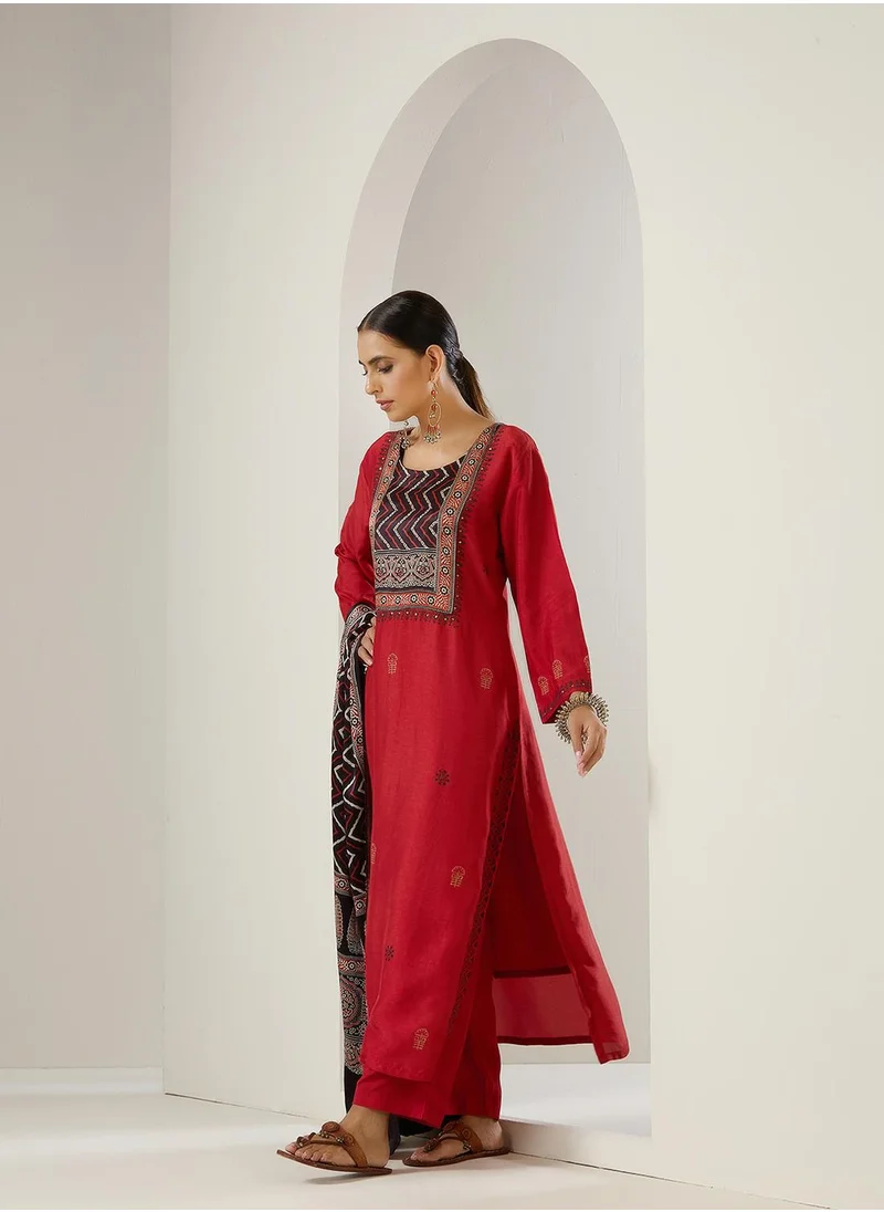 آي شين Straight Fit Printed Pattern Round Neck Three-Quarter Sleeves Red Colour Woven Cotton Kurta Set for Women with Semi Elastic Closure - Crafted for Elegance and Ease