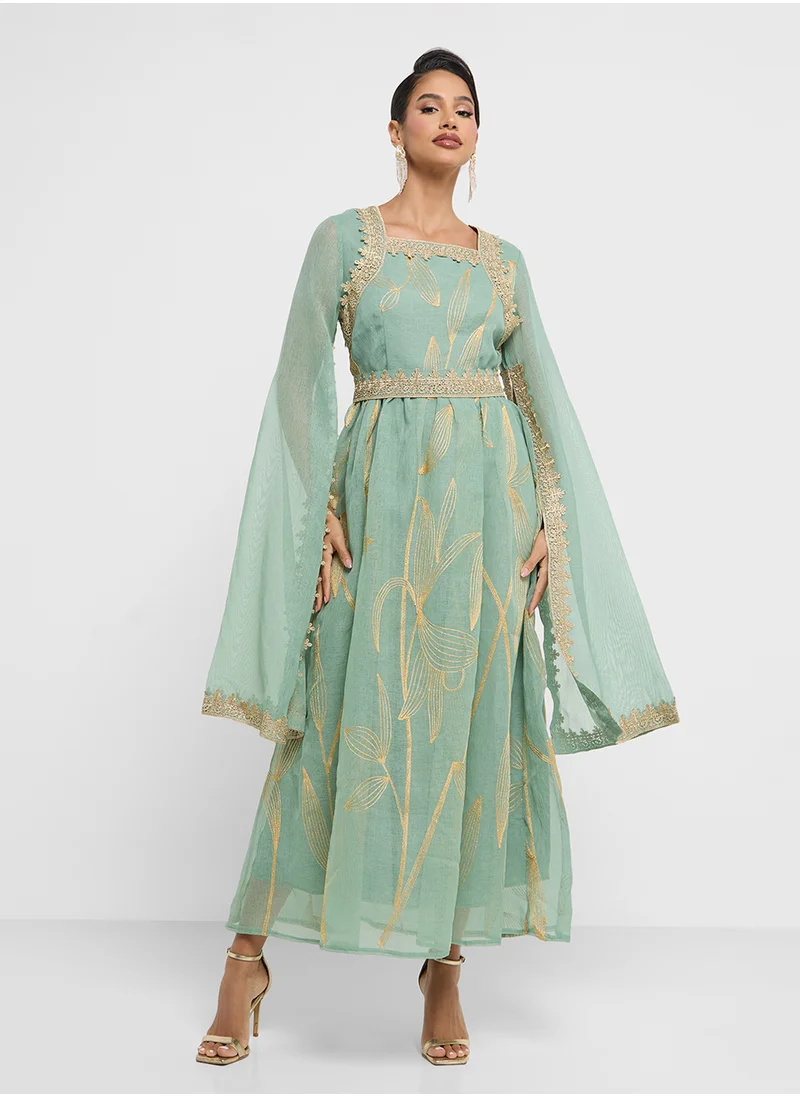 خزانة Embroidered Detail Dress With Sleeve Slit