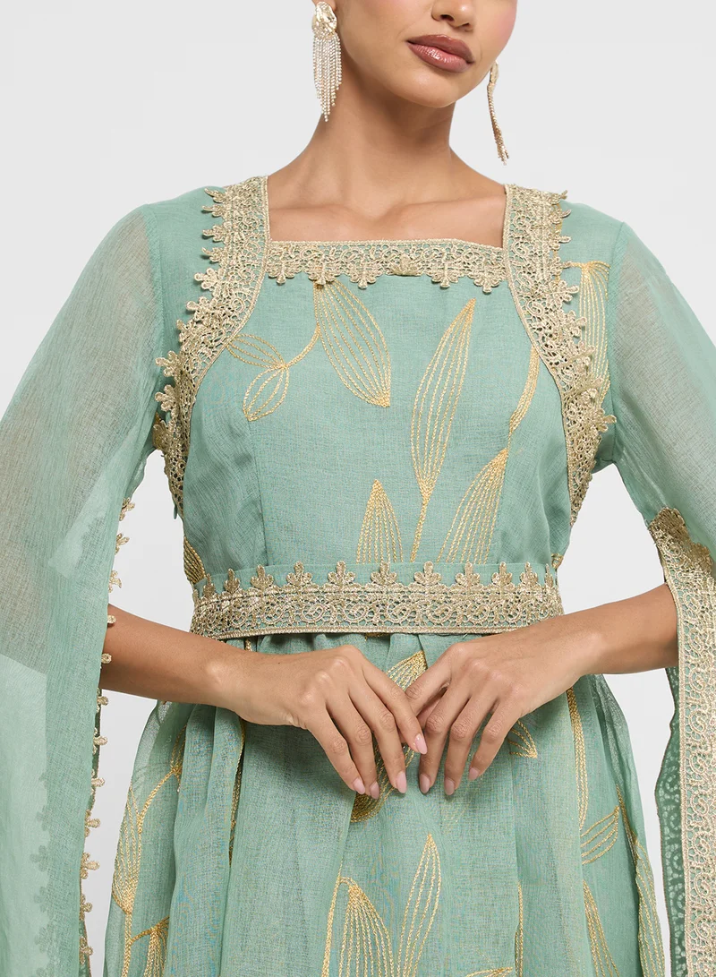 خزانة Embroidered Detail Dress With Sleeve Slit
