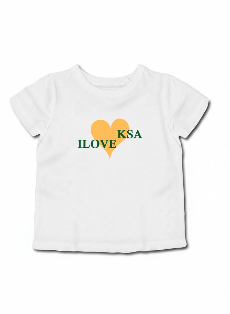 لوحة تيشيرت قطن للأطفال مناسب للأولاد والبنات لمناسبة اليوم الوطني السعودي أو للفخر بالانتماء للوطن في كل الأوقات - Image 1