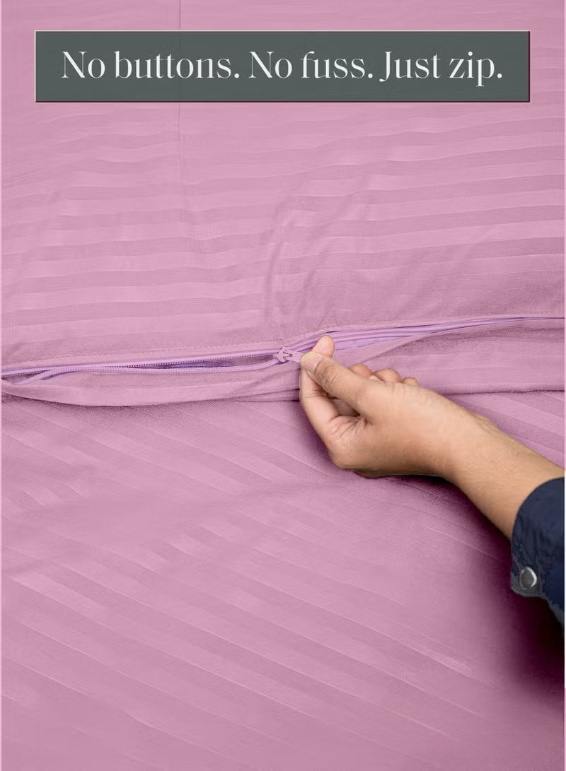 إي وورلد طقم لحاف مخطط فاخر لكل المواسم – طقم 4 قطع باللون وردي | حجم كينغ 220×240 سم | فائق النعومة، مقاوم للتجاعيد ومصنوع في دبي | يشمل غطاء لحاف، ملاءة مطاطية (200×200 سم) و2 كيس وسادة (50×70 سم) - Image 3