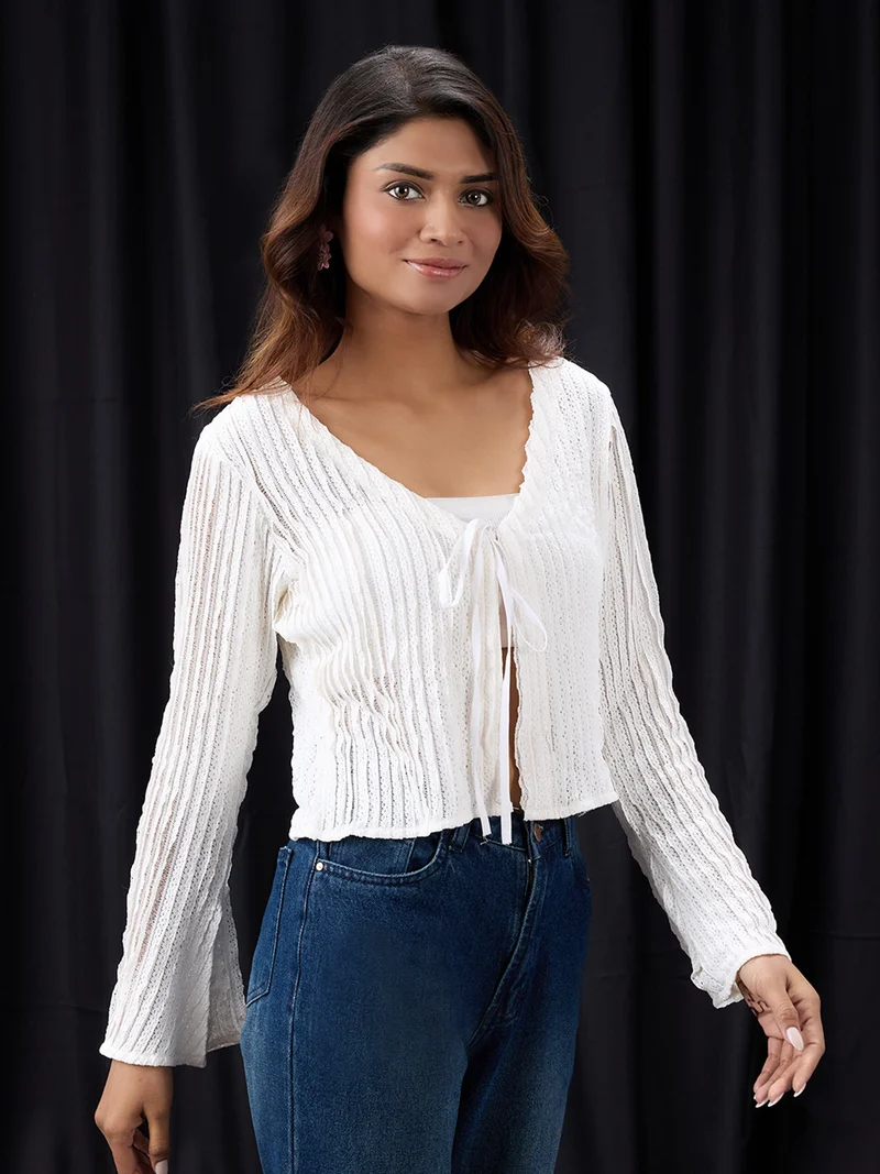 جلو باص بلوزة نسائية بيضاء بتفاصيل دانتيل وربطة عنق وأكمام واسعة للحفلات