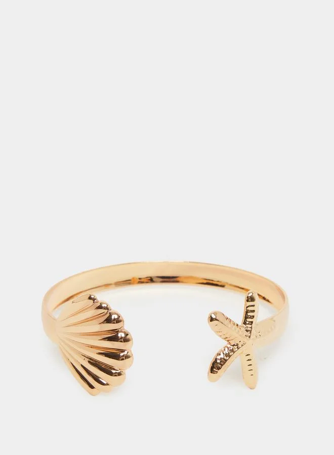 ستايلي سوار يد مزين بصدف البحر ونجم البحر