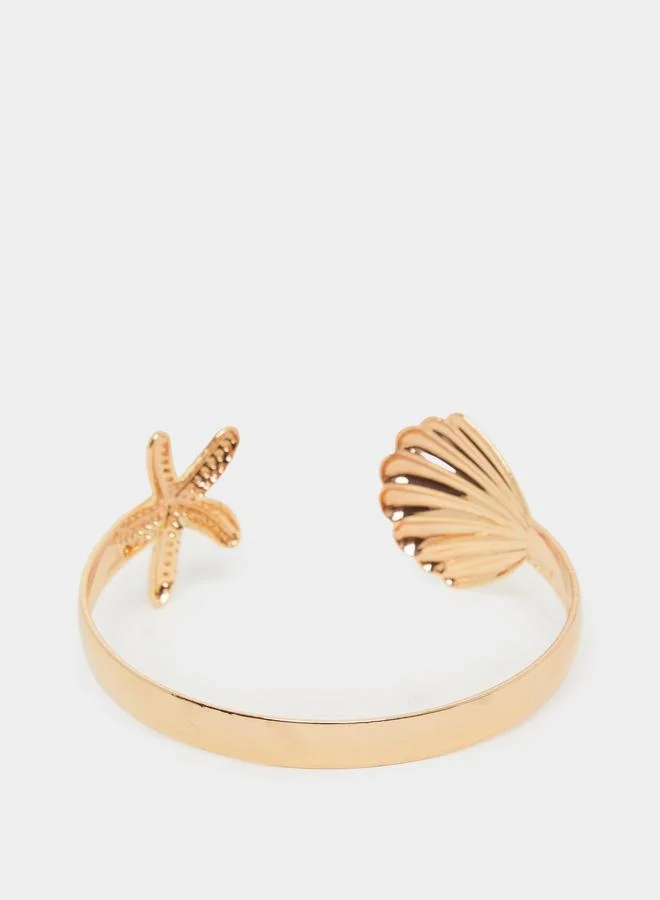 ستايلي سوار يد مزين بصدف البحر ونجم البحر