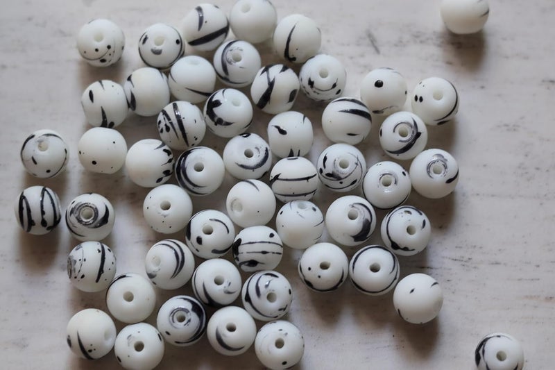 SPS MARKETING Silicone Round Loose Pearl Beads Shaped Woman Beaded Jewellery Stretchy Beads DIY Mom Jewellery Necklace White Chess Shade Round Beads 50Pcs - Image 2