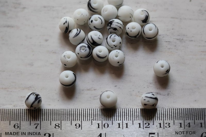 SPS MARKETING Silicone Round Loose Pearl Beads Shaped Woman Beaded Jewellery Stretchy Beads DIY Mom Jewellery Necklace White Chess Shade Round Beads 50Pcs - Image 1
