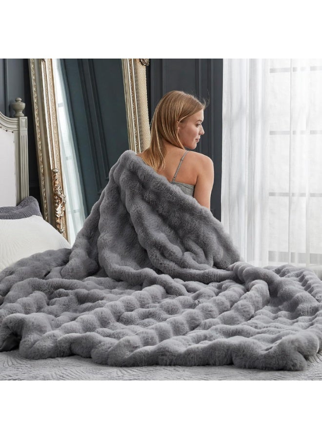 كيلا Cozy Bliss Faux Fur Throw Blanket for Couch, Fuzzy Soft Plush السميك Bubble Blanket for Sofa Bedroom Living Room,70*100 سم رمادي فاتح - Image 4