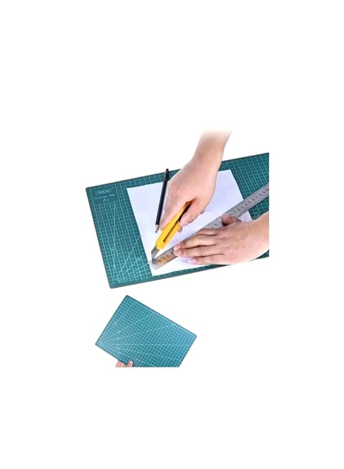 حصيرة حماية الطاولة خاصة لتقطيع اوراق توضع على طاولة العمل لتحمي سطح العمل عند القطع و 13 قطعة مجموعة مشارط دقيقة معدنية منوعة قابلة للتبديل تستخدم  للحرف اليدوية و النحت وعمل النماذج الفنية المجموعة داخل علبة محكمة الغلق للحفظه من التلف او الفقدان لون العلبة ازرق - Image 3