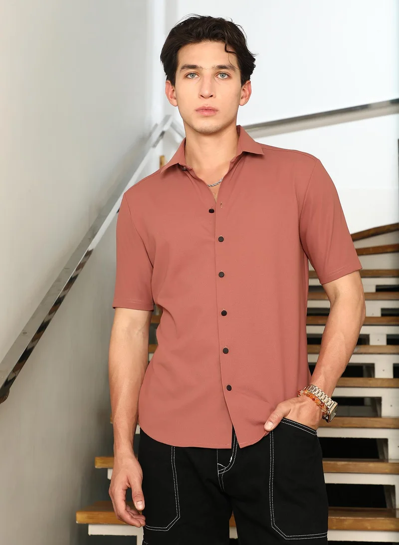 كامبوس سوترا Campus Sutra Men's Mousse Brown Seamless Waffle-Knit Shirt | Slim Fit Short Sleeve Cuban Collar Solid Pattern | Premium Nylon Blend & Breathable Stretchable Fabric For Club & Casual Wear