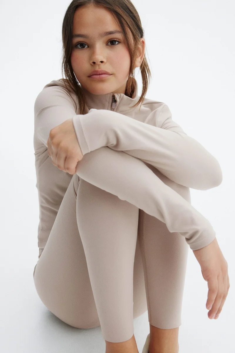 اتش اند ام جاكيت رياضي من نسيج سوفت موف