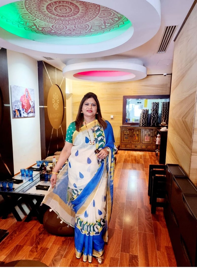 Grab Mantra ساري أبيض مطبوع عليه شعار المهرجان التقليدي مع طباعة زرقاء وبلوزة غير مخيطة من Pallu Plus  - Image 4