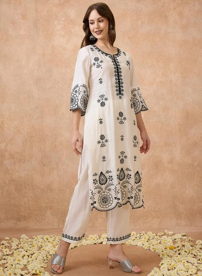 جلو باص طقم من بنطال وكورتا مُطرزة