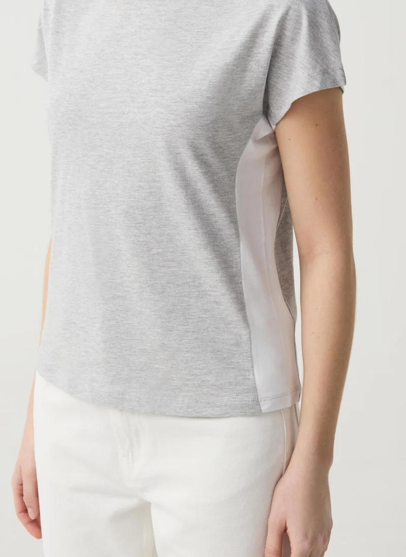 او في اس Essential T-shirt with contrasting bands