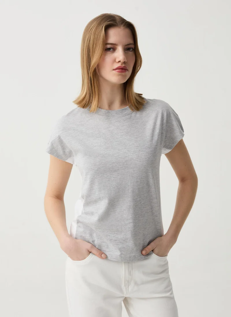 او في اس Essential T-shirt with contrasting bands