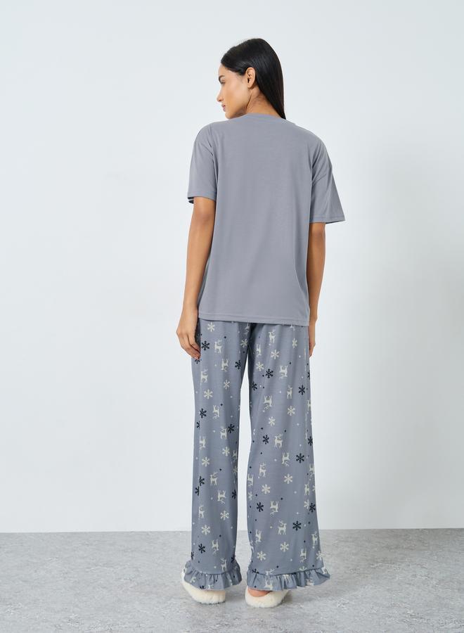 Styli Reindeer Pocket T-Shirt and Ruffle Hem Pyjama Set - Image 4