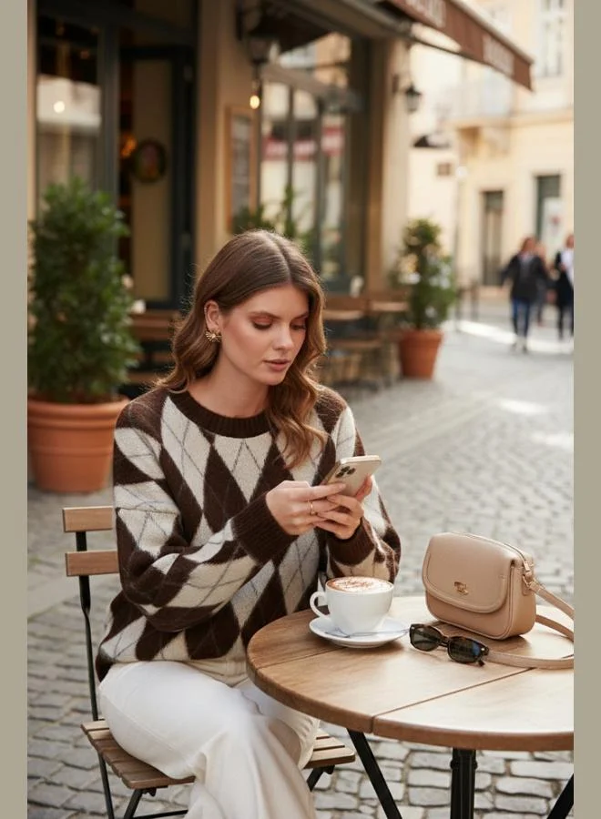 ليلا كنزة نسائية بياقة دائرية بقصة واسعة ونقش ماسي وملمس ناعم