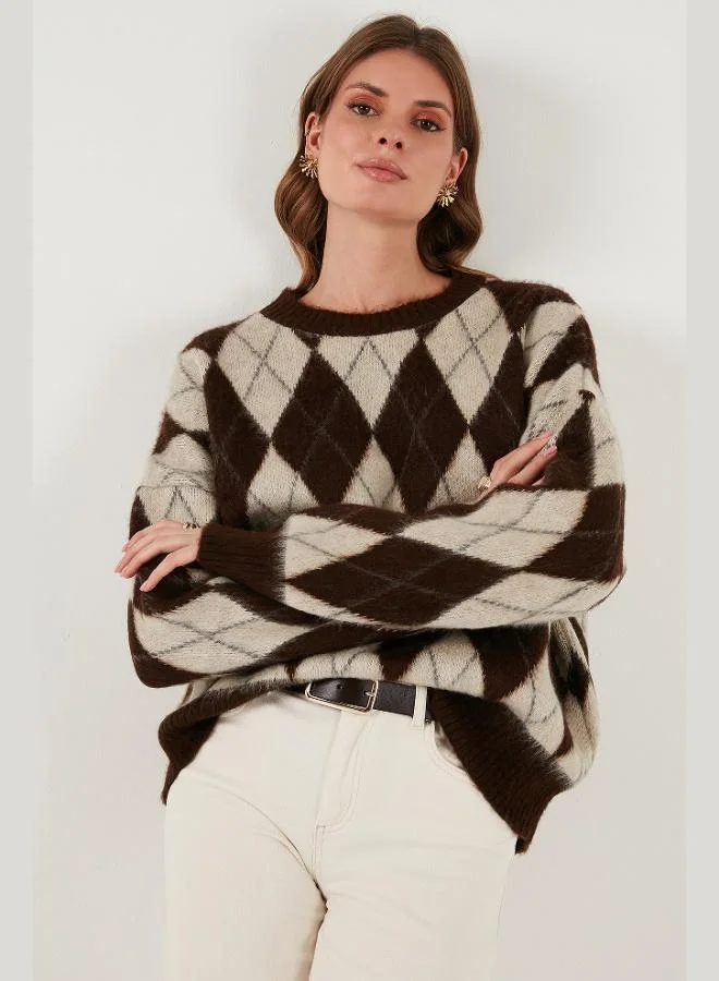 ليلا كنزة نسائية بياقة دائرية بقصة واسعة ونقش ماسي وملمس ناعم