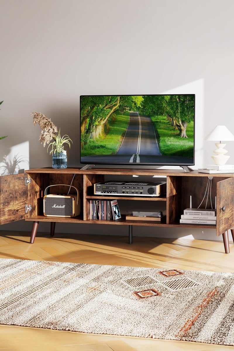 يانارا طاولة وتلفزيون لمقاس 55-60 بوصة - مركز ترفيهي بستايل منتصف القرن الحديث مع خزانة تخزين، مفصلات قابلة للتعديل، وحدة تحكم خشبية للغرفة المعيشة، بني، 136x48x40 سم - Image 1