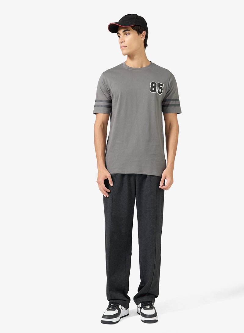 سفنتي فايف تيشيرت مطبوع بقصة عادية - Image 4