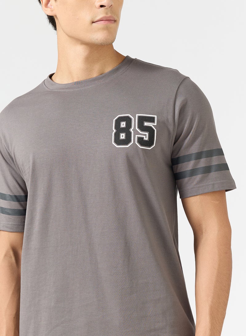 سفنتي فايف تيشيرت مطبوع بقصة عادية - Image 3