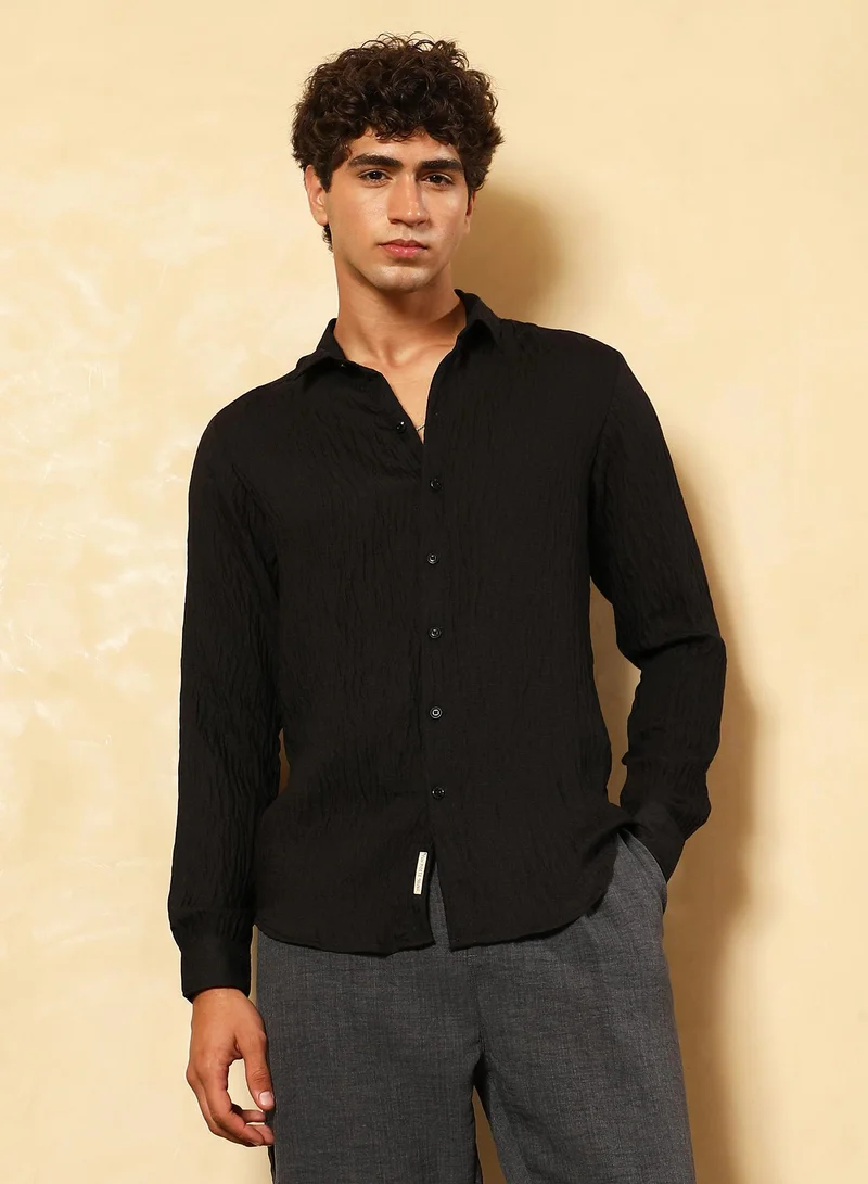 Campus Sutra Men's Onyx Black Solid Creased-Tactile Shirt