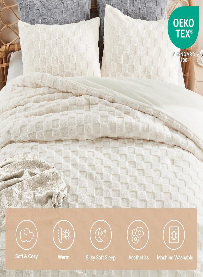 BEDELITE طقم لحاف بدليت الفاخر - لحاف شيربا دافئ ناعم للغاية باللون الكريمي الأبيض، أغطية سرير فليس مزخرفة بتصميم مربعات، 3 قطع طقم سرير فuzzy لفصل الشتاء (1 لحاف، 2 غطاء وسادة) - Image 3