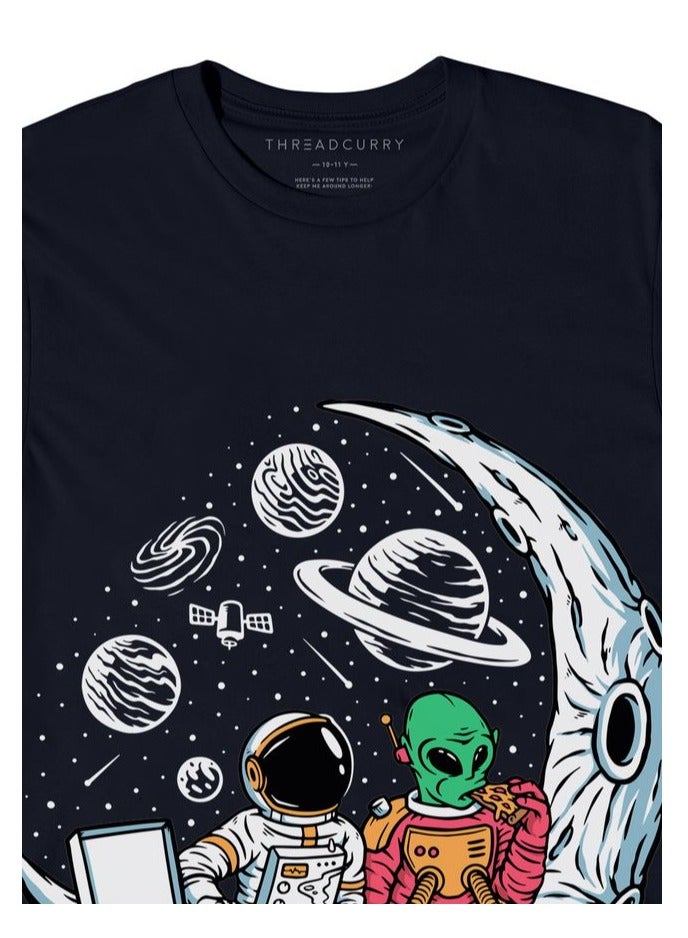 ثريد كاري تي شيرت THREADCURRY Pizza Space رائد الفضاء للأولاد باللون الأزرق الداكن برقبة دائرية مطبوعة - Image 3