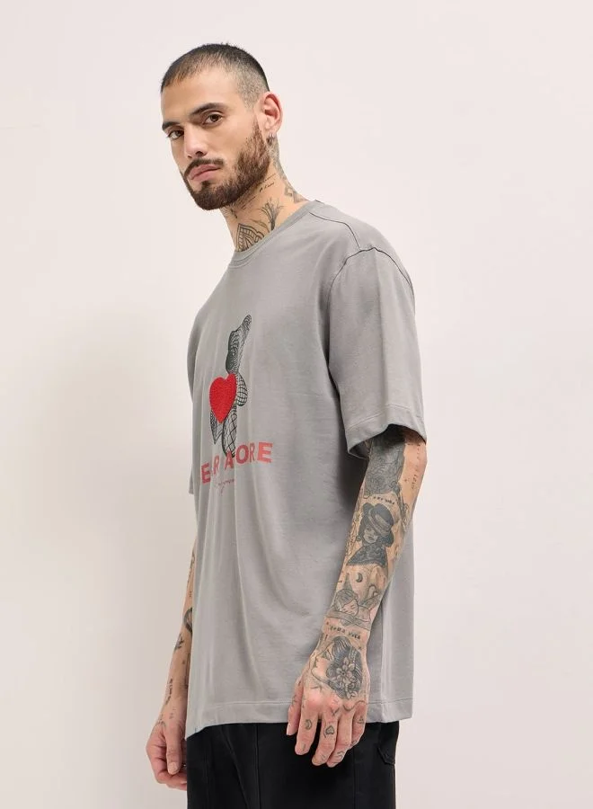 ذا بير هاوس تيشيرت رجالي رمادي بطبعة دب أمور بقصة واسعة وياقة دائرية مناسب للارتداء اليومي والجيم والسفر أو كطبقة إضافية