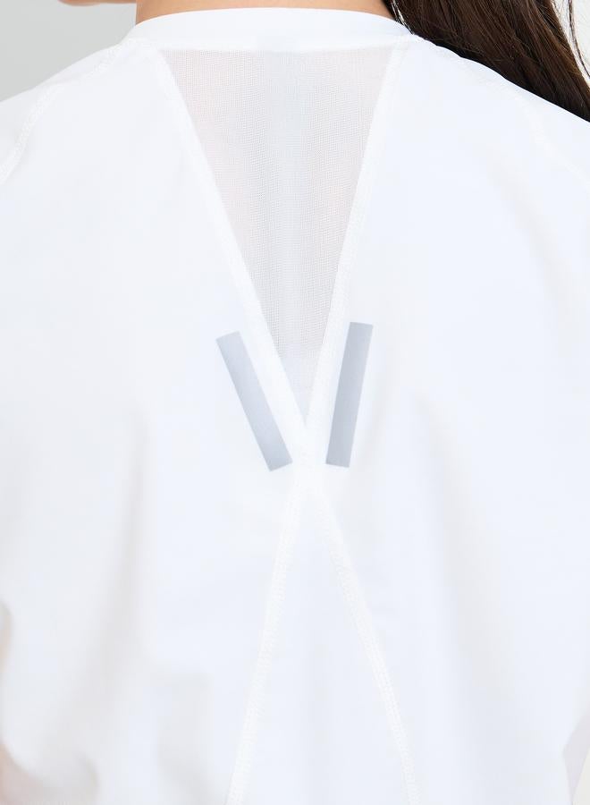 ستايلي اكتيف توب أبيض بظهر على شكل V مع إدخال شبكي وخطوط عاكسة - Image 3