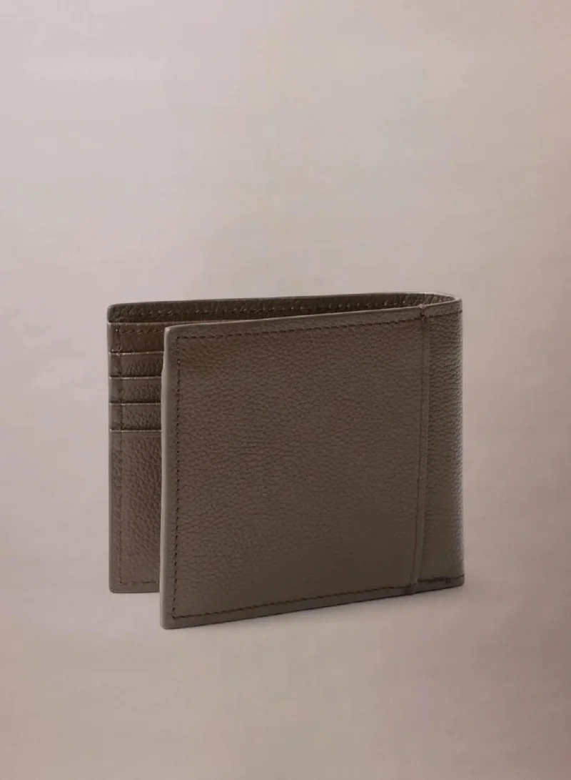 كالفن كلاين محفظة ثنائية الطي من الجلد بتقنية RFID
