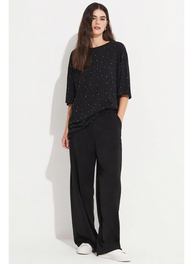 جون تيشيرت قطن نسائي بقصة واسعة ورقبة دائرية بتفاصيل حجرية - أسود