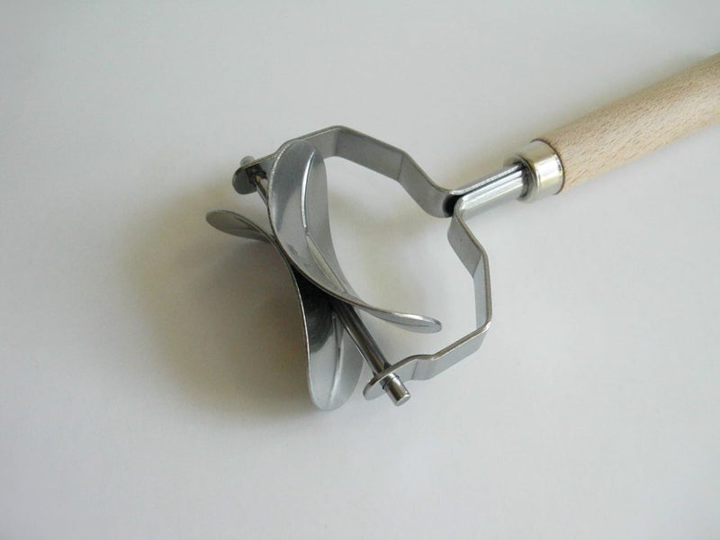 Tredoni 2.1" Tortelli Round Ravioli Pasta/Dough Stamp Cutter Roller - 5.3cm Smooth Edge (Oval) - Image 3